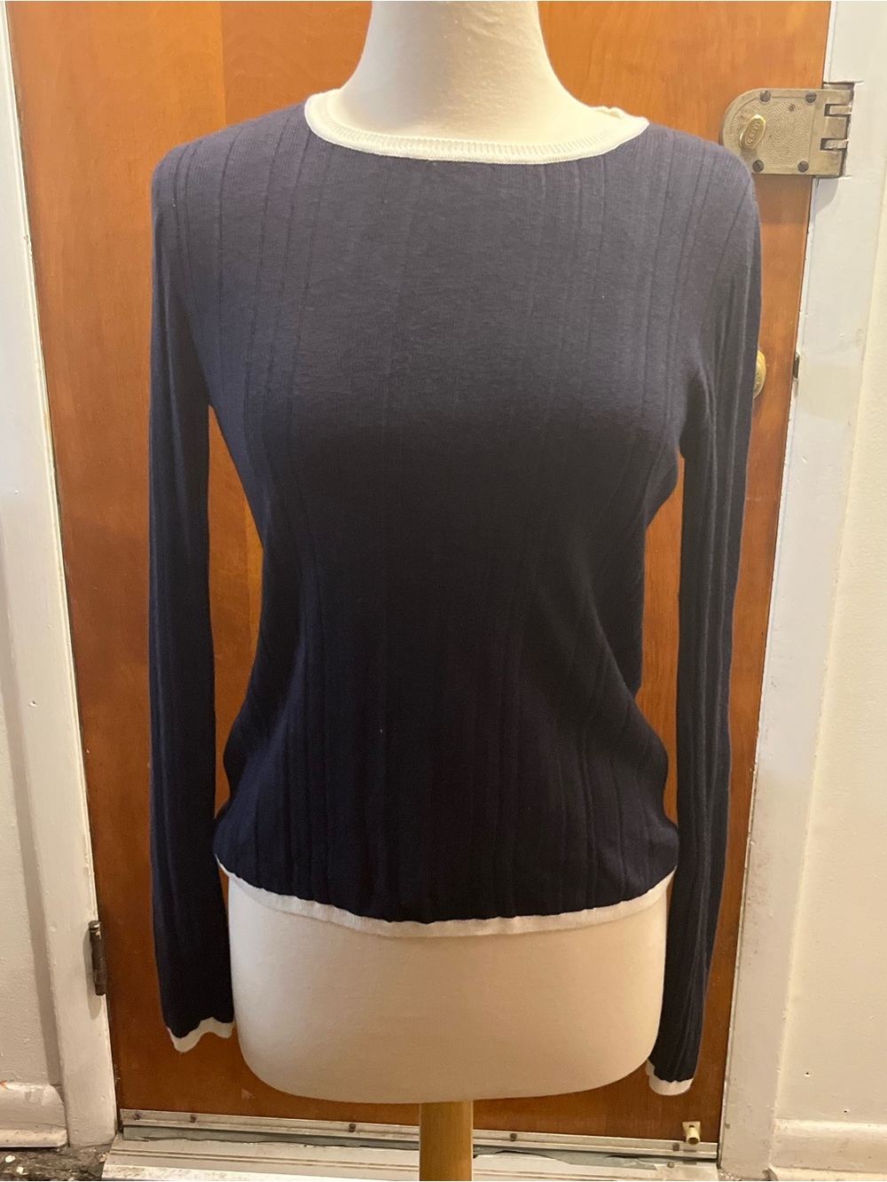 Ann Taylor Women’s Navy Blue Ribbed Knit Long Sleeve Sweater. Size Medium